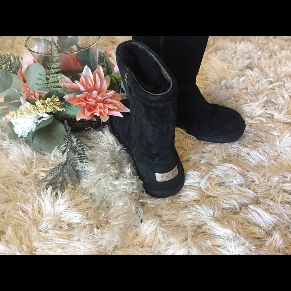 Sold ****Black uggs